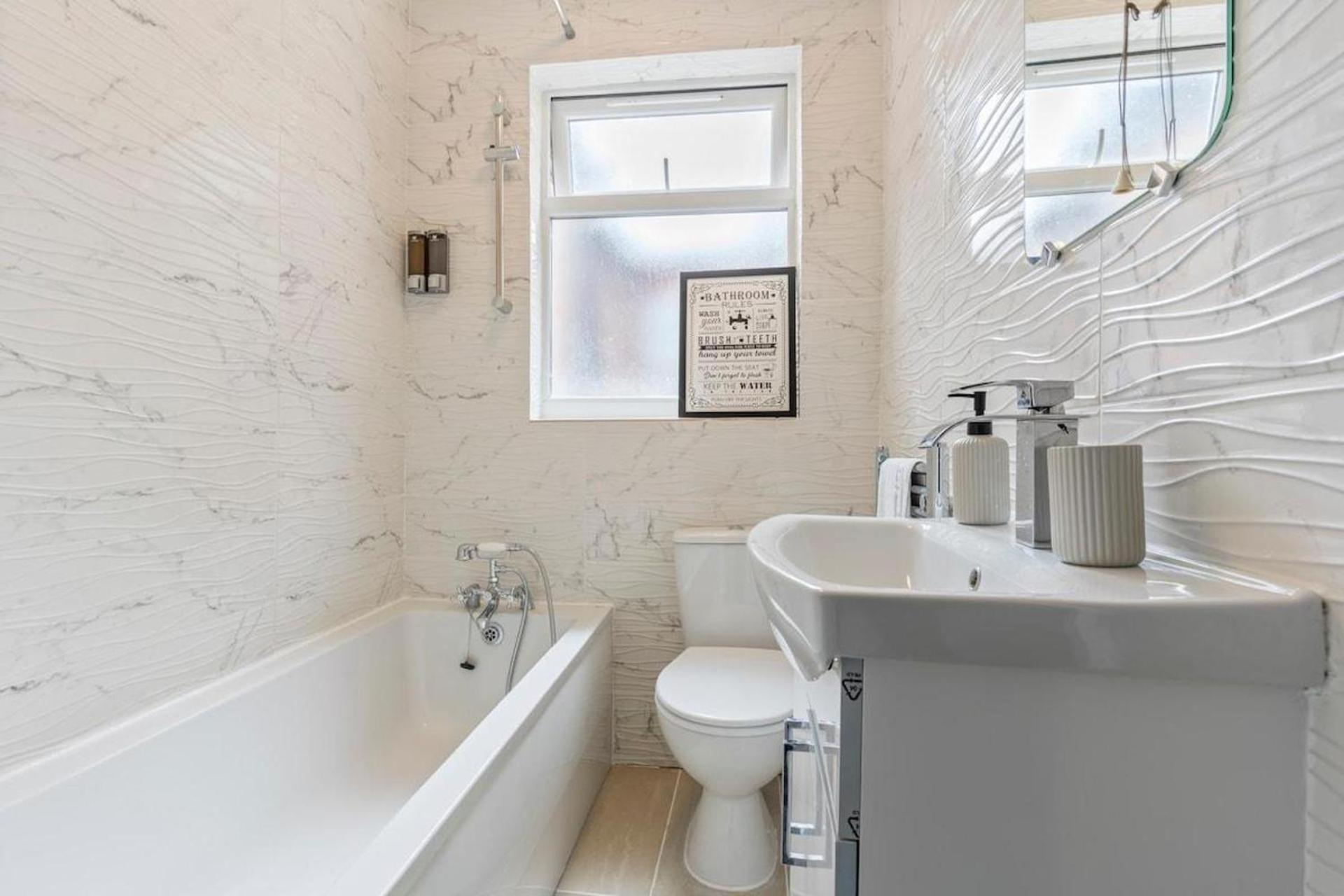 Family Luxe House With 4 Bedrooms In Suitable For Family Visits, Contractor With Close Proximity To The Underground Station With 25mins Into * London