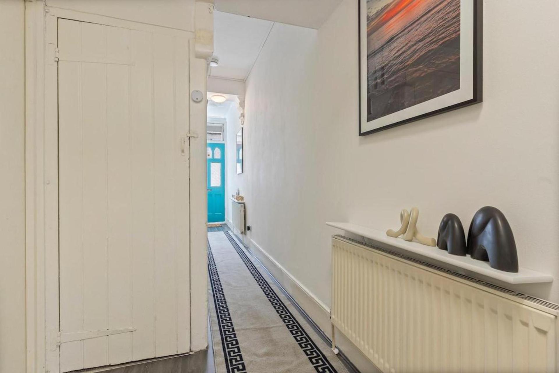 Family Luxe House With 4 Bedrooms In Suitable For Family Visits, Contractor With Close Proximity To The Underground Station With 25mins Into Holiday home London