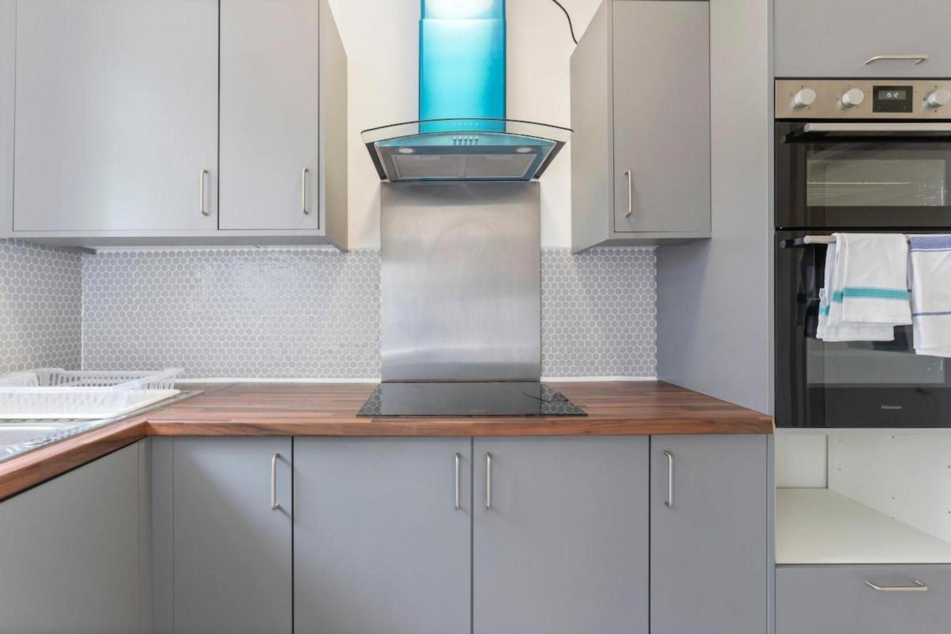 Family Luxe House With 4 Bedrooms In Suitable For Family Visits, Contractor With Close Proximity To The Underground Station With 25mins Into Holiday home London