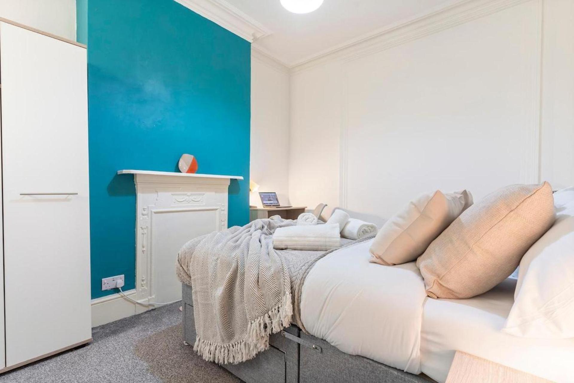 Holiday home Family Luxe House With 4 Bedrooms In Suitable For Family Visits, Contractor With Close Proximity To The Underground Station With 25mins Into London