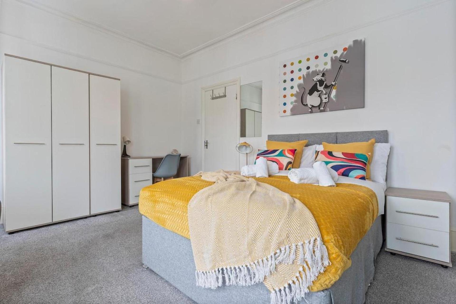Holiday home Family Luxe House With 4 Bedrooms In Suitable For Family Visits, Contractor With Close Proximity To The Underground Station With 25mins Into *