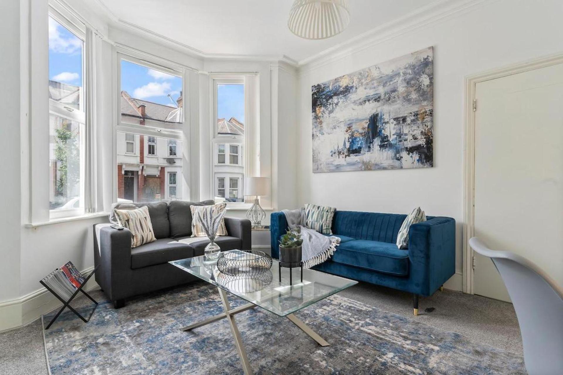 Family Luxe House With 4 Bedrooms In Suitable For Family Visits, Contractor With Close Proximity To The Underground Station With 25mins Into Holiday home