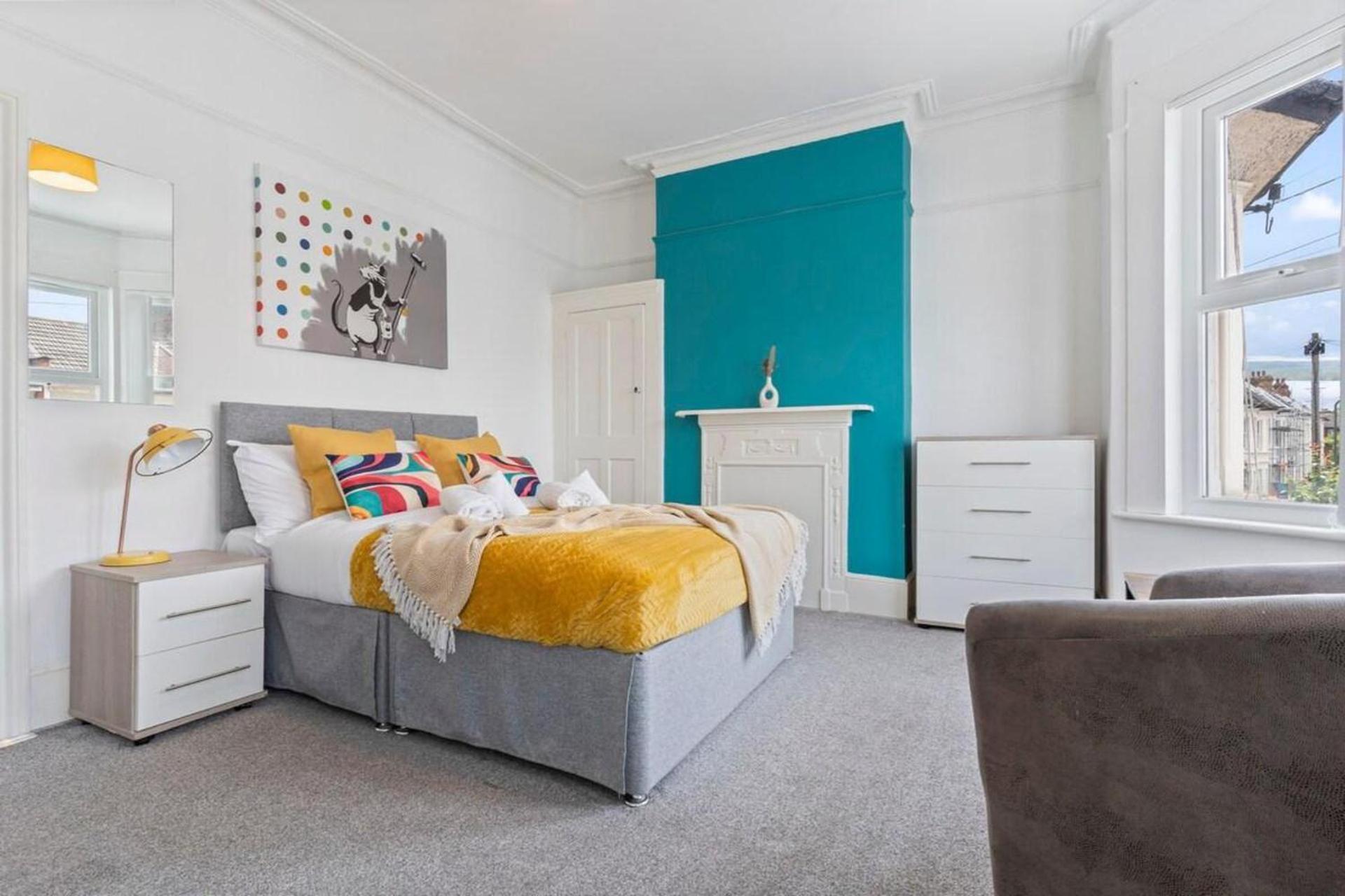 Family Luxe House With 4 Bedrooms In Suitable For Family Visits, Contractor With Close Proximity To The Underground Station With 25mins Into Holiday home