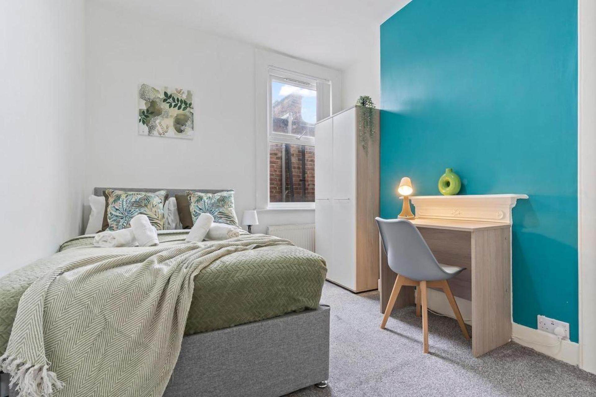 Family Luxe House With 4 Bedrooms In Suitable For Family Visits, Contractor With Close Proximity To The Underground Station With 25mins Into *